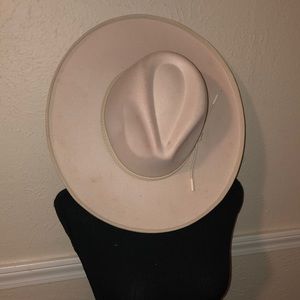 Light tan / cream Wrangler Type Brim Hat
